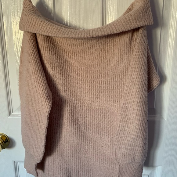 Pink off the shoulders sweater - Picture 2 of 3